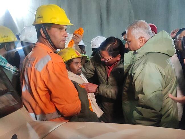 Uttarkashi (India), 28/11/2023.- A handout photo made available by the Uttrakahand Information Department shows Uttarakhand Chief Minister Pushkar Singh Dhami (C) and Union Minister VK Singh (R) garland the first rescued worker inside the tunnel on the Brahmakal Yamunotri National Highway in Uttarkashi, India, 25 November 2023. Uttarakhand Chief Minister Pushkar Singh Dhami said that the laying of pipes through the rubble was completed and all of the 41 trapped workers will be evacuated soon. 41 workers became trapped after an under-construction tunnel collapsed on 12 November 2023. EFE/EPA/UTTARAKAHAND INFORMATION DEPARTMENT / HANDOUT HANDOUT EDITORIAL USE ONLY/NO SALES HANDOUT EDITORIAL USE ONLY/NO SALES