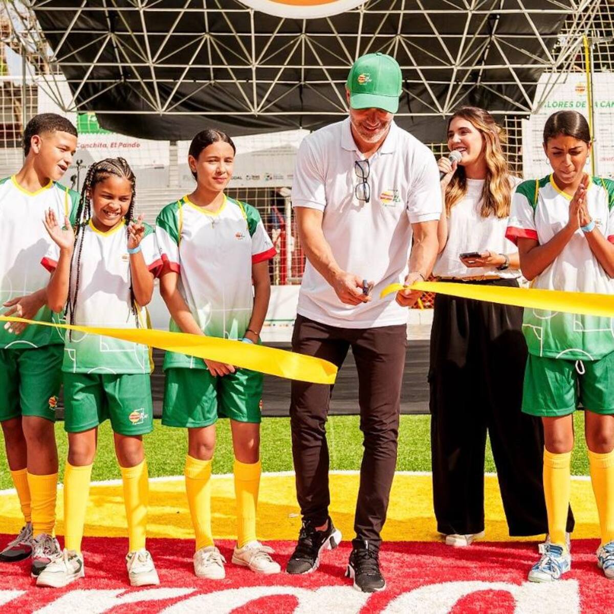 Comunidad de El Pando en Santa Marta recibió moderna cancha sintética y sostenible