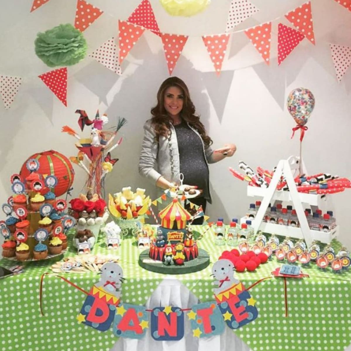 Contrató unos mariachis para dar una serenata su hijo. Se dice que los baby shower que hoy en día incluyen serenata, son los más lujosos.