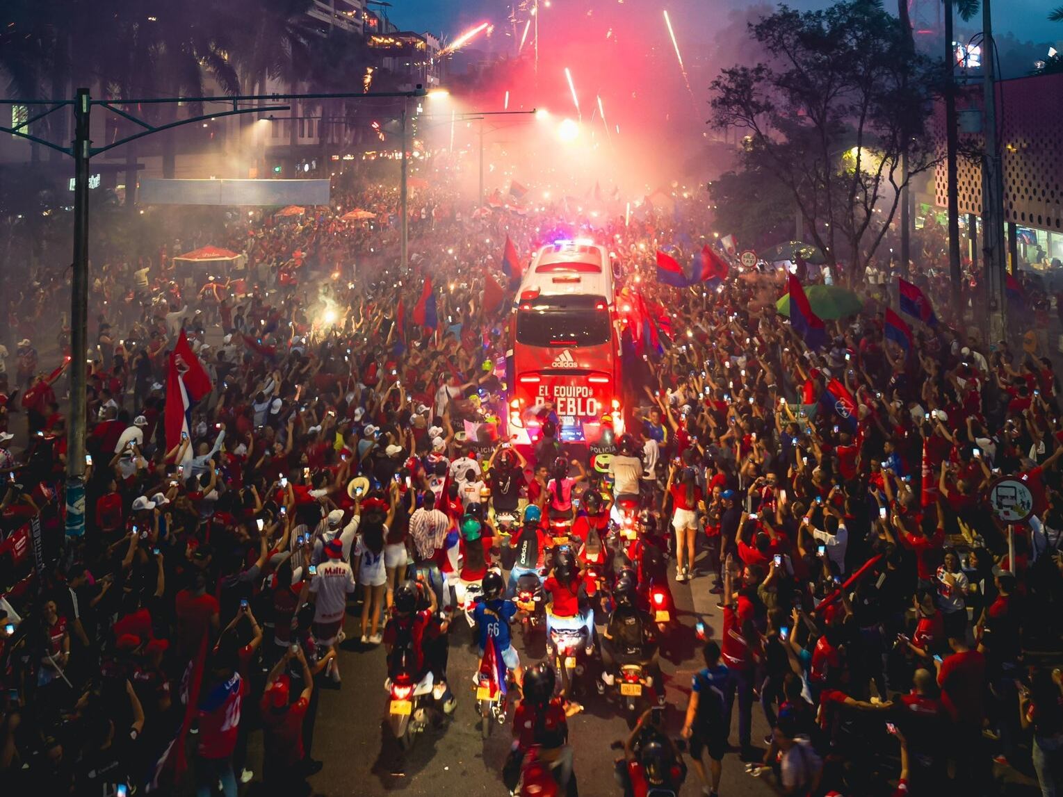 Recibimiento de los hinchas del Medellín al equipo / Twitter: @DIM_Oficial.