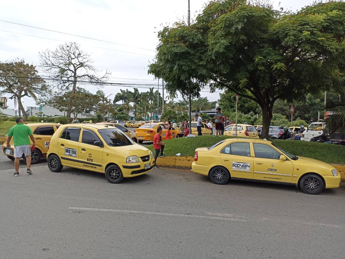 En Armenia taxistas levantaron el paro pero siguen en asamblea permanente
