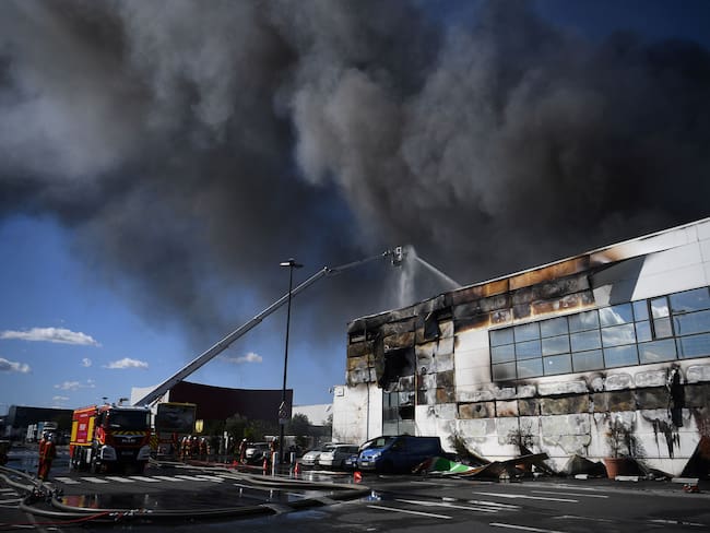 Gran incendio en Mercado Internacional de Rungis en París