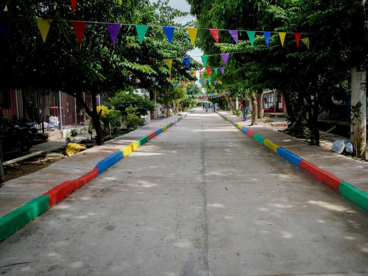Gobernador de Bolívar entrega nueva calle en Villas de Aranjuez