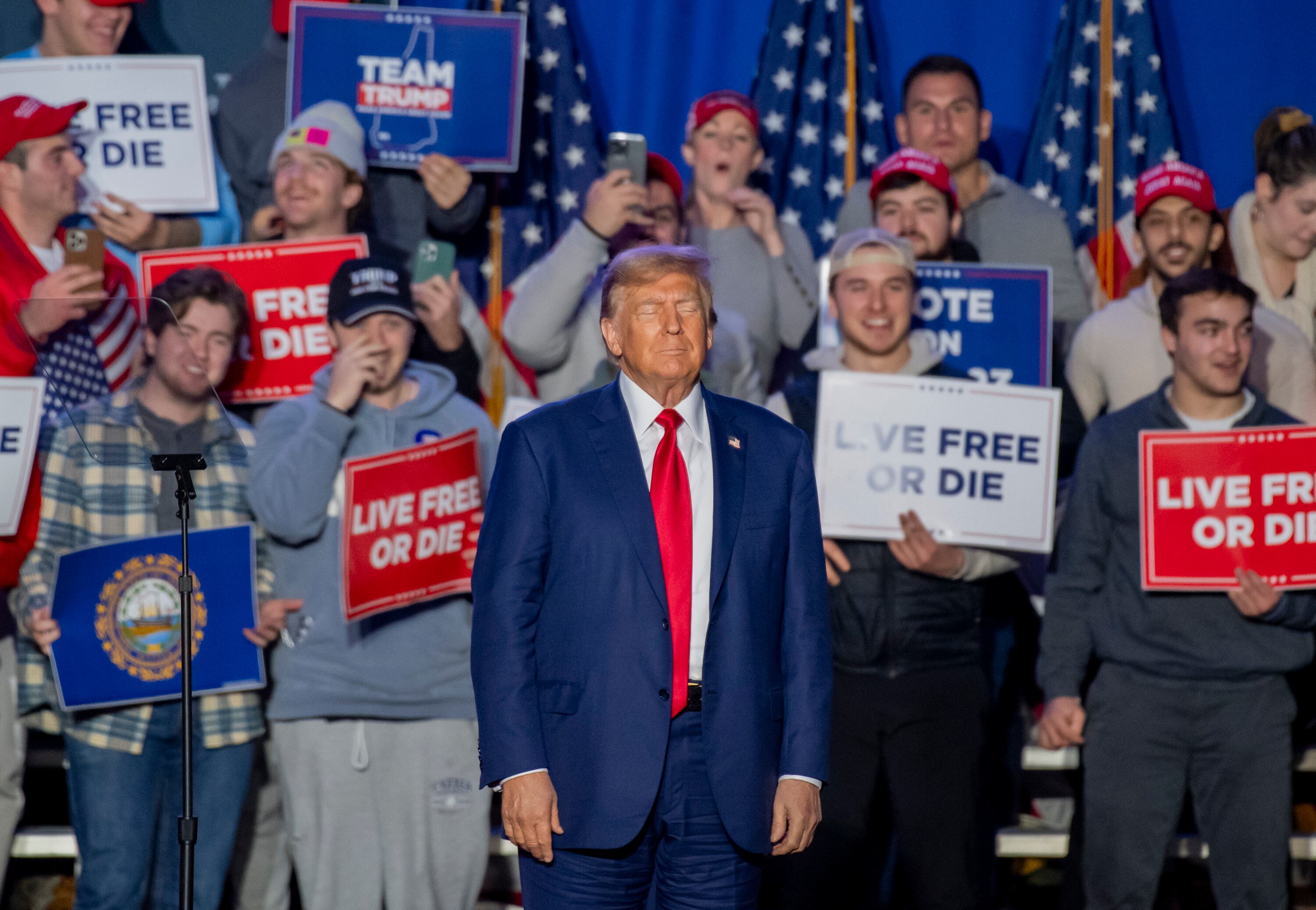Durham (United States), 16/12/2023.- Republican candidate for President Former US President Donald Trump, arrives to a crowd of supporters during a rally at the University of New Hampshire in Durham, New Hampshire, USA, 16 December 2023. The New Hampshire Republican primary will take place on 23 January 2024. EFE/EPA/AMANDA SABGA