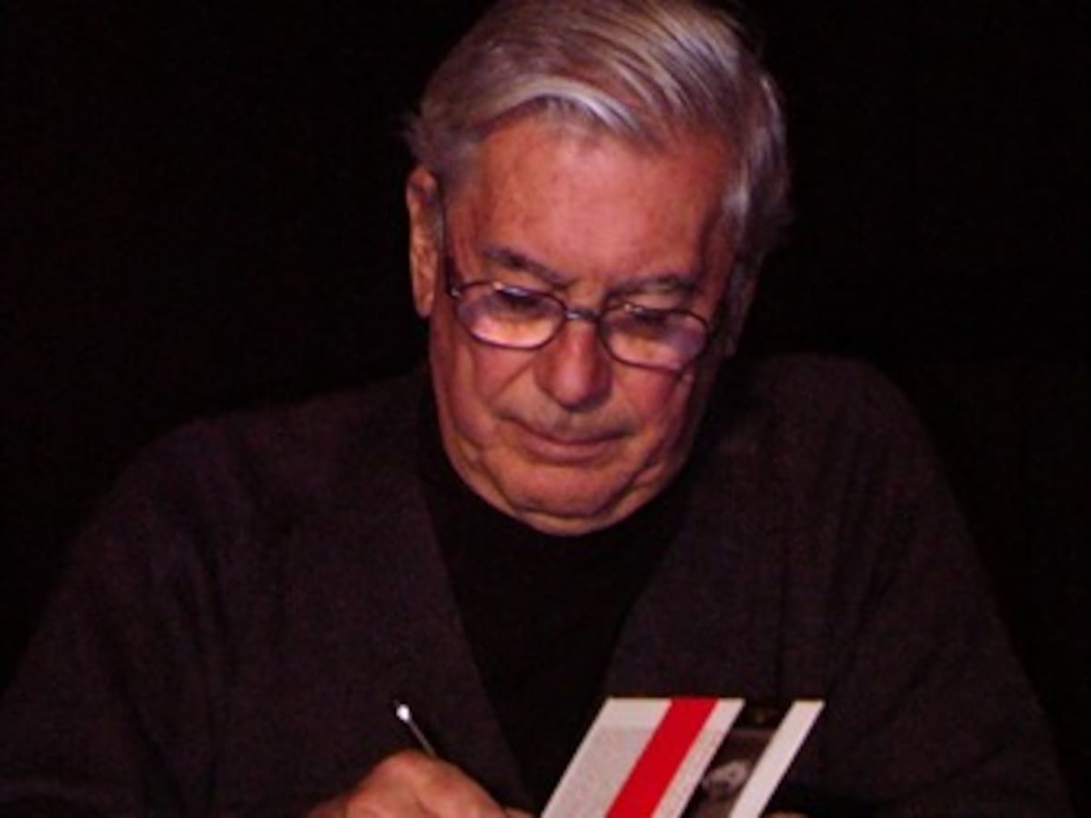 Mario Vargas Llosa anuncia la donación de su biblioteca completa a Arequipa