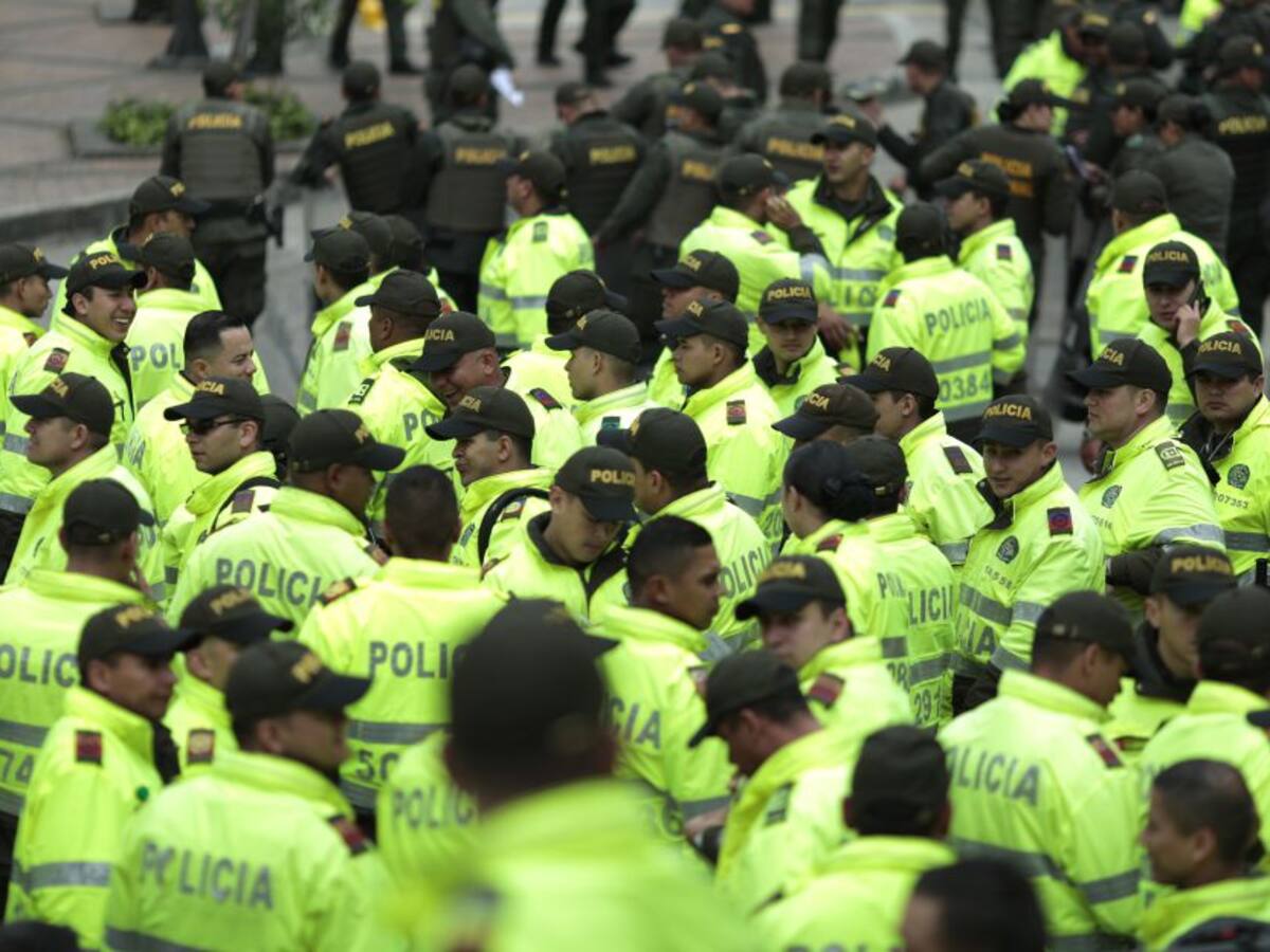 Policía gasta recursos para reforzar la seguridad en trajes de mariachi