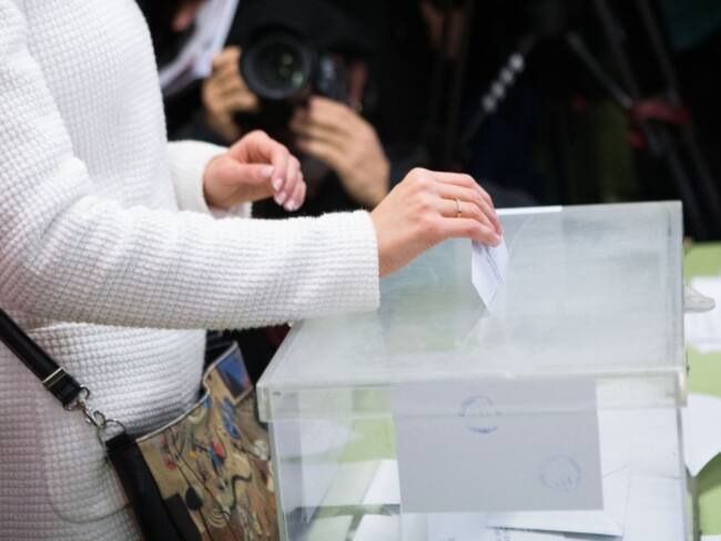 Cierran las urnas en Cataluña y los independentistas lograrían mayoría