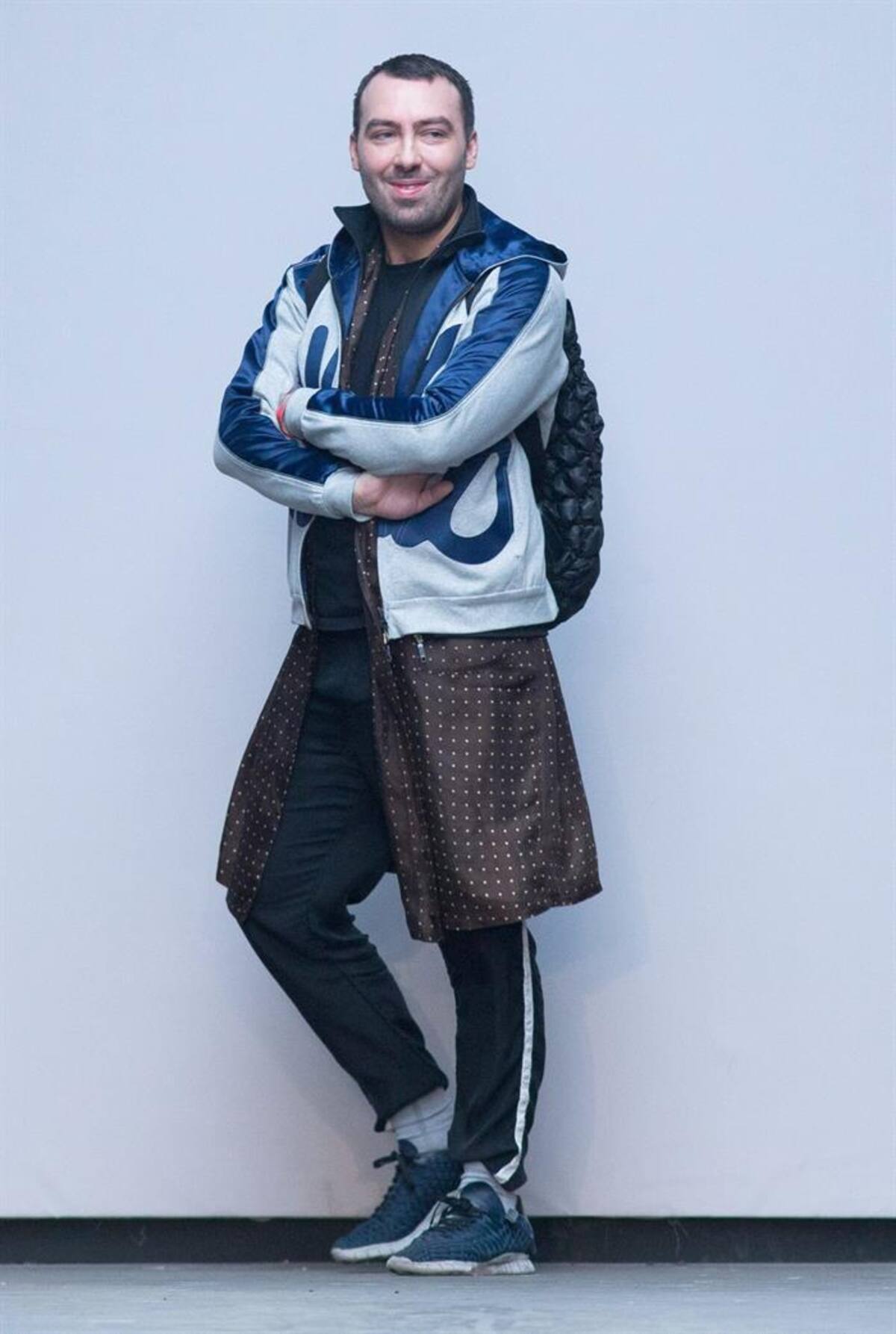 Una serie de modelos presentan la colección de otoño, invierno 2015 en la semana de la moda masculina en Londres, Inglaterra, que se realizará hasta el próximo 12 de enero.