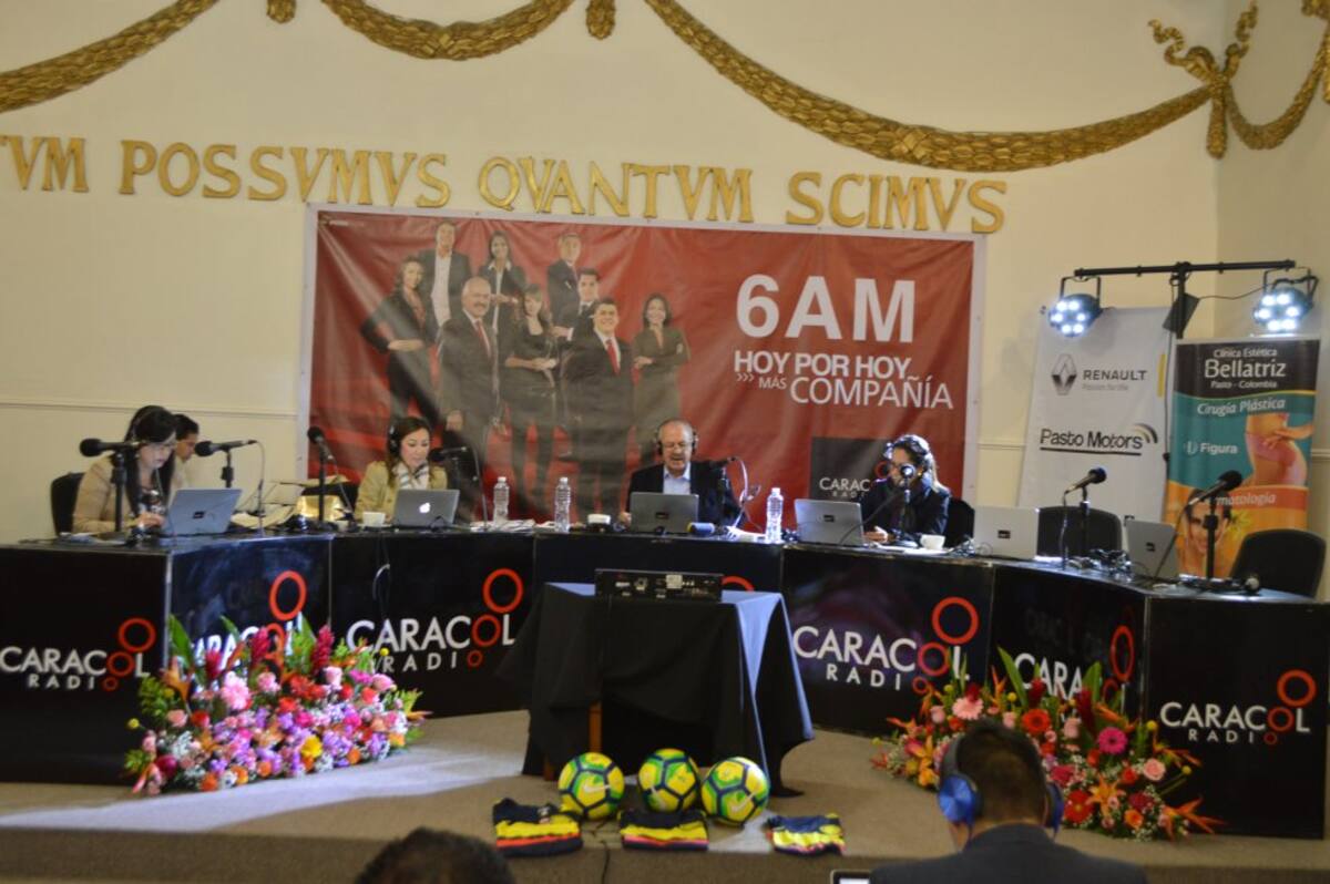 Darío Arizmendi, Darcy Quinn, Erika Fontalvo, Patricia Pardo, César Augusto Londoño y el humrista Don Jediondo, acompañados de la directora del Servicio Informativo de Caracol Radio en Pasto, Claudia Ortega, acompañan al pueblo nariñense.