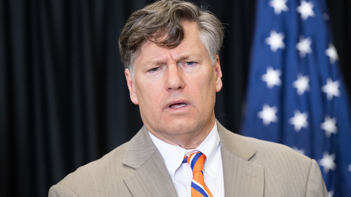 Subsecretario de Estado de EE.UU. llega a Bogotá para funeral de Miguel Uribe