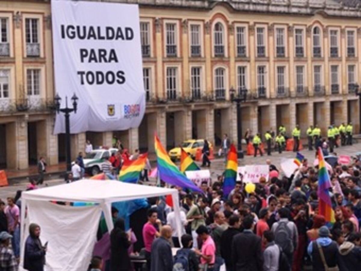 En firme primer matrimonio gay del país