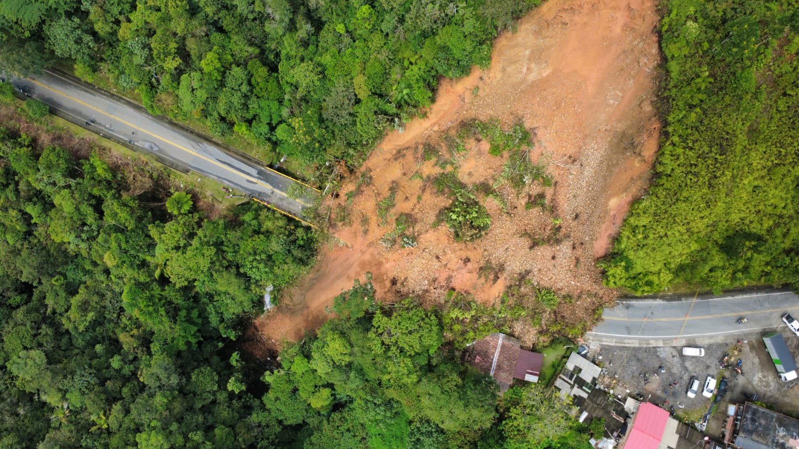 Autopista Medellín-Bogotá cerrada por gigantesco derrumbe —foto alcaldía San Luis