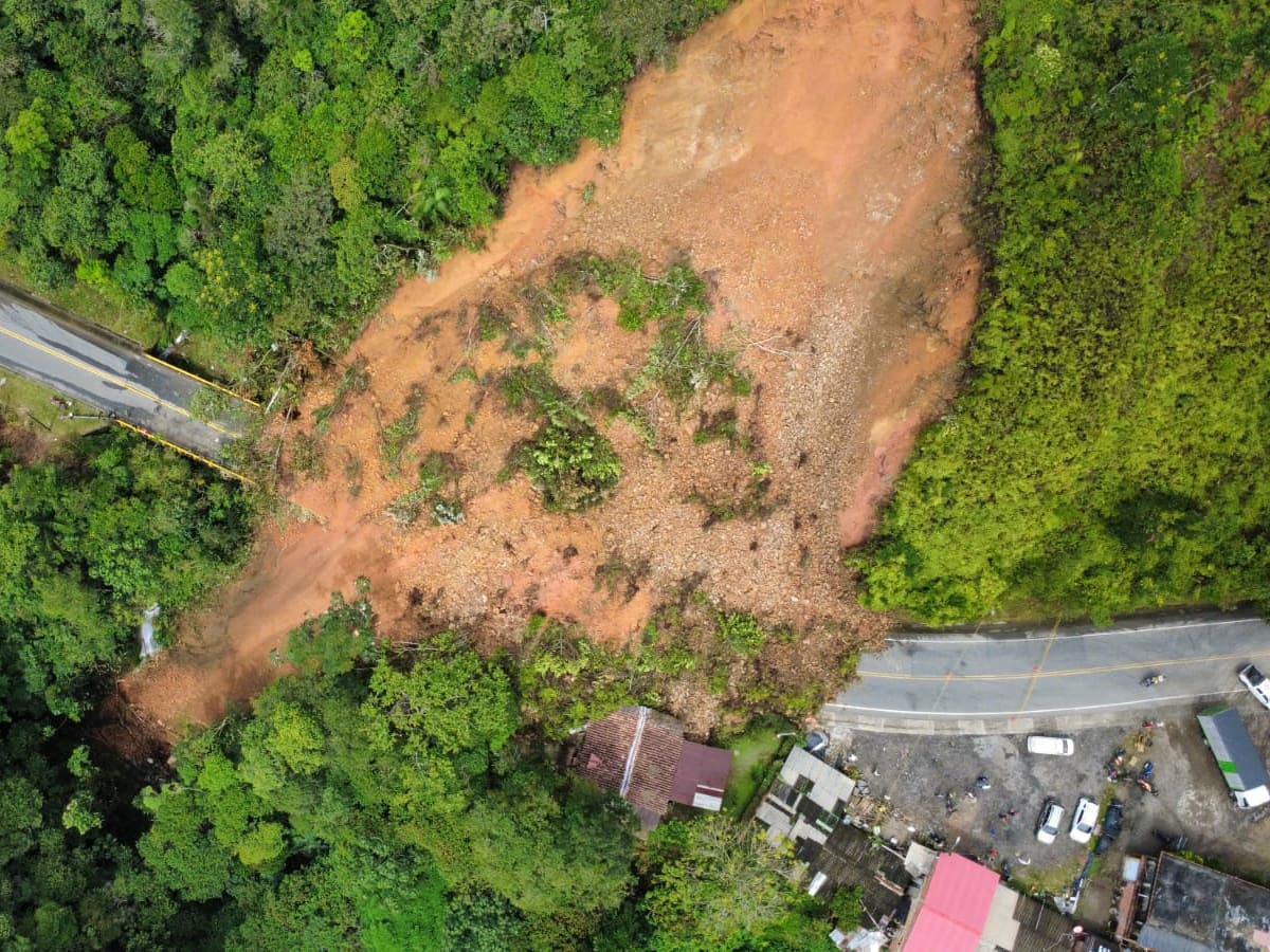 Más de 12.900 m³ removidos por derrumbe en la Medellín–Bogotá: aún no hay fecha de reapertura
