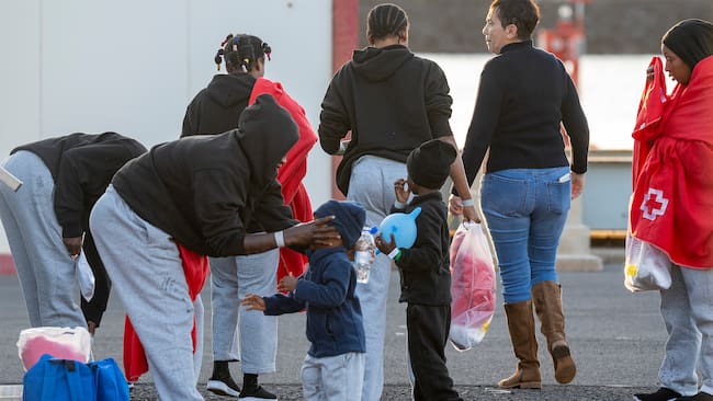 ARRECIFE (LANZAROTE) (ESPAÑA), 20/12/2024.-. Un centenar de personas migrantes, llegadas en las últimas 24 horas, han pasado la noche en la carpa habilitada en el puerto de Arrecife, ante la falta de medios en la isla. En los últimos días han llegado a la isla 321 personas. EFE/ Adriel Perdomo