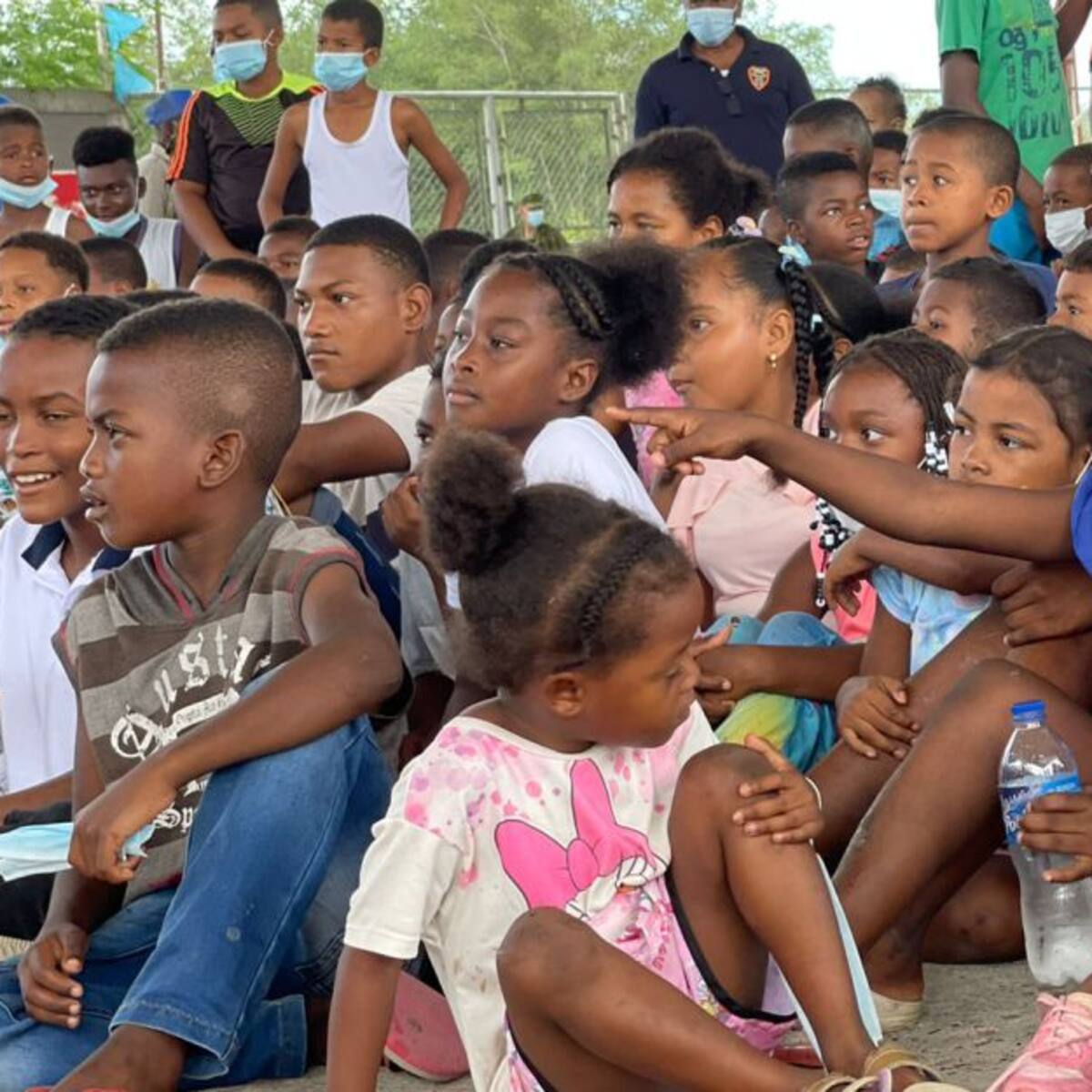 Así es el show de títeres que se robó el corazón de los niños del Pacífico