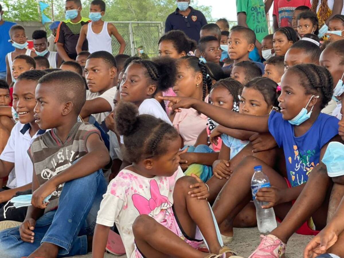 Así es el show de títeres que se robó el corazón de los niños del Pacífico