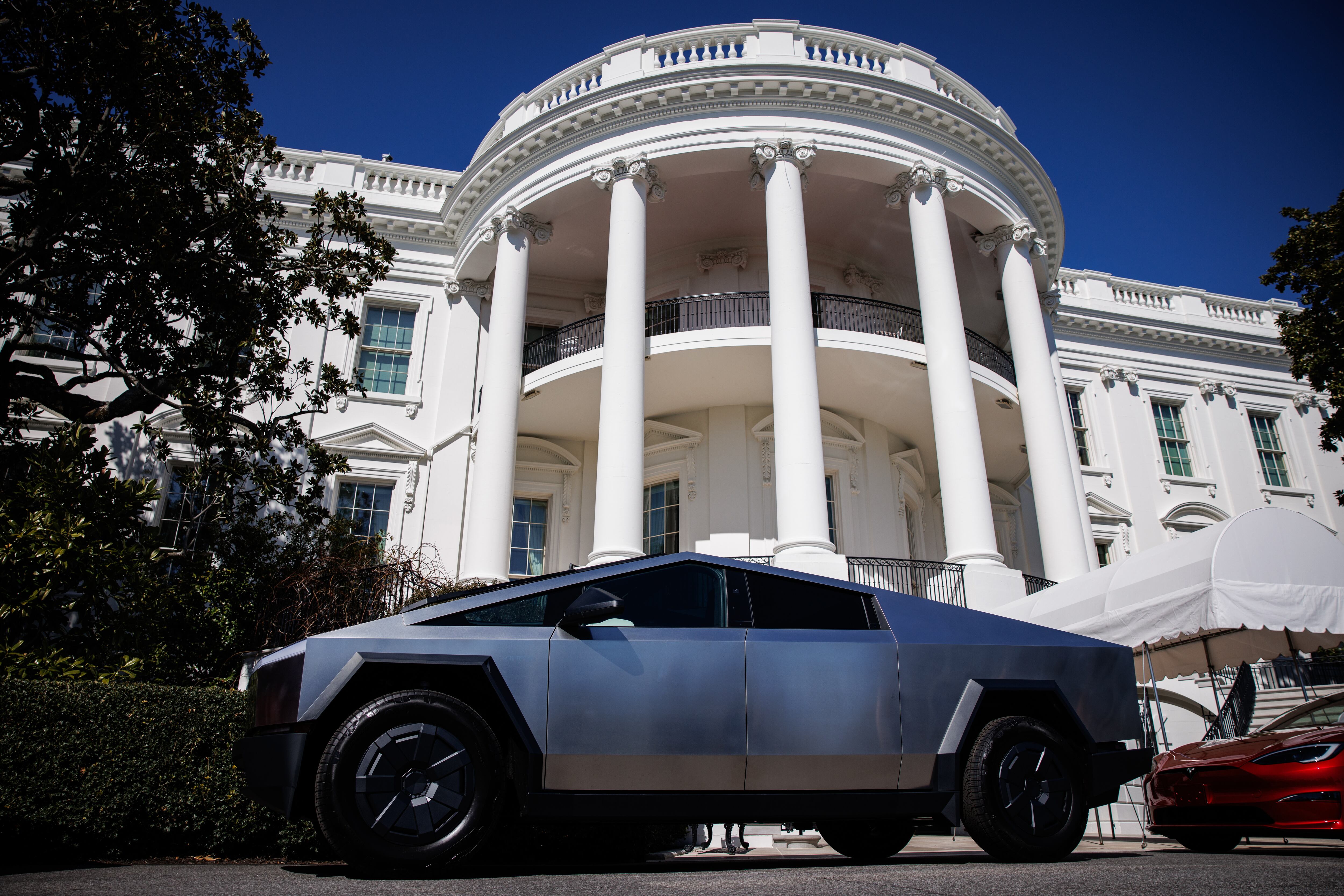 WASHINGTON (USA), 11/03/2025.- A Tesla Cybertruck is parked with other Tesla vehicles on the South Lawn driveway in front of the White House in Washington, D.C., USA, 11 March 2025. President Trump has said he will buy a Tesla to support Tesla and Elon Musk after recent attacks on Tesla charging stations and calls for boycotts of Tesla products. EFE/EPA/SAMUEL CORUM / POOL
