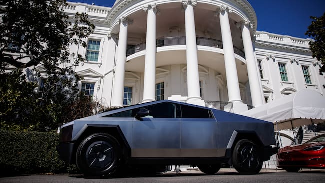 WASHINGTON (USA), 11/03/2025.- A Tesla Cybertruck is parked with other Tesla vehicles on the South Lawn driveway in front of the White House in Washington, D.C., USA, 11 March 2025. President Trump has said he will buy a Tesla to support Tesla and Elon Musk after recent attacks on Tesla charging stations and calls for boycotts of Tesla products. EFE/EPA/SAMUEL CORUM / POOL