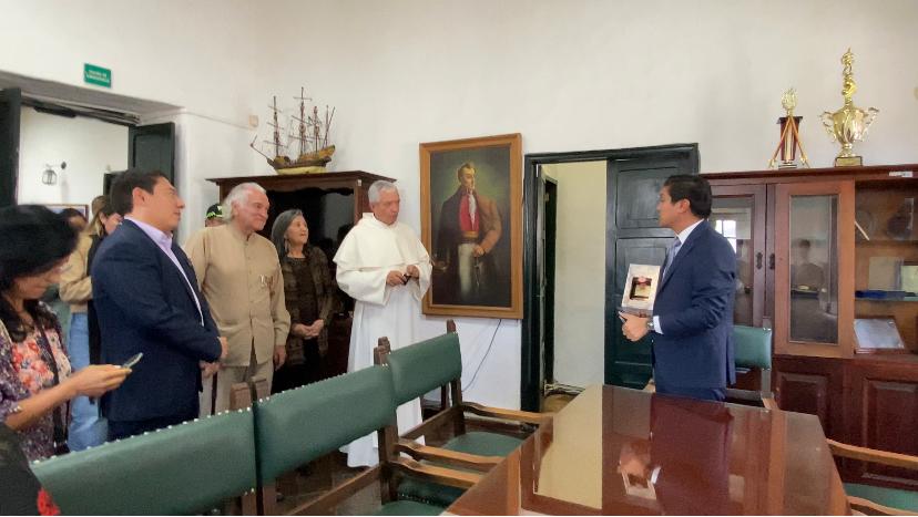 El alcalde de Villa de Leyva, Víctor Gamboa, guarda celosamente el presente que le entregó el gobernador de Boyacá, Carlos Amaya en Chiquinquirá en la Cumbre de Alcaldes. Lo destaparán para la inauguración de la Institución Educativa Antonio Ricaurte / Foto: Caracol Radio.