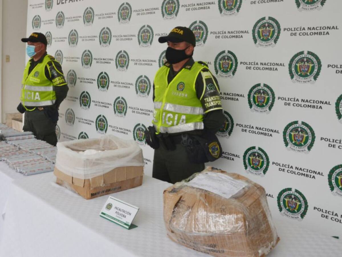 La policía incautó más de 150 barras de indugel y capturó a dos personas