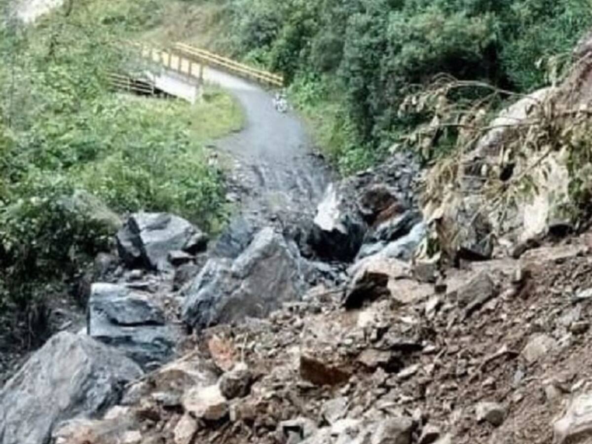 Derrumbe tiene incomunicados a Santander y Boyacá