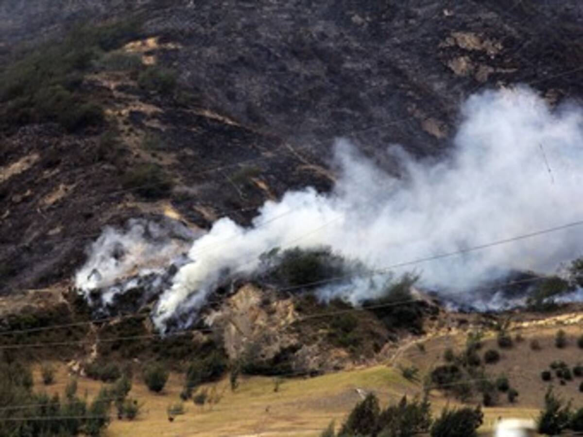 Bomberos e indígenas intentan controlar incendio en la Sierra Nevada