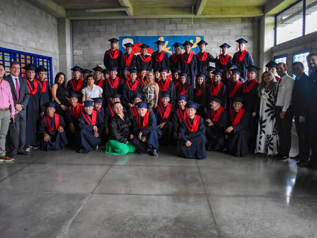 Internos de la cárcel de Ibagué se graduaron como bachilleres