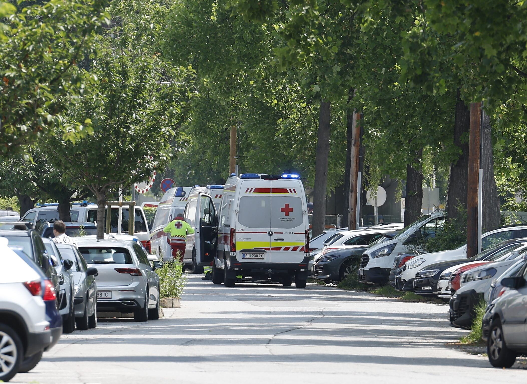 Graz (Österreich), 10/06/2025.- Police and medical personnel outside the DreierschÃ¼tzengasse high school following a shooting in Graz, Austria, 10 June 2025. At least nine people were killed in the incident, including the shooter, authorities confirmed. EFE/EPA/ERWIN SCHERIAU