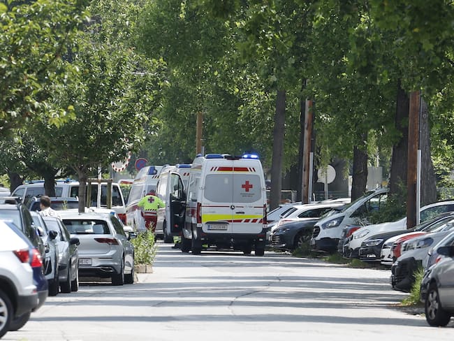 Graz (Österreich), 10/06/2025.- Police and medical personnel outside the Dreierschützengasse high school following a shooting in Graz, Austria, 10 June 2025. At least nine people were killed in the incident, including the shooter, authorities confirmed. EFE/EPA/ERWIN SCHERIAU