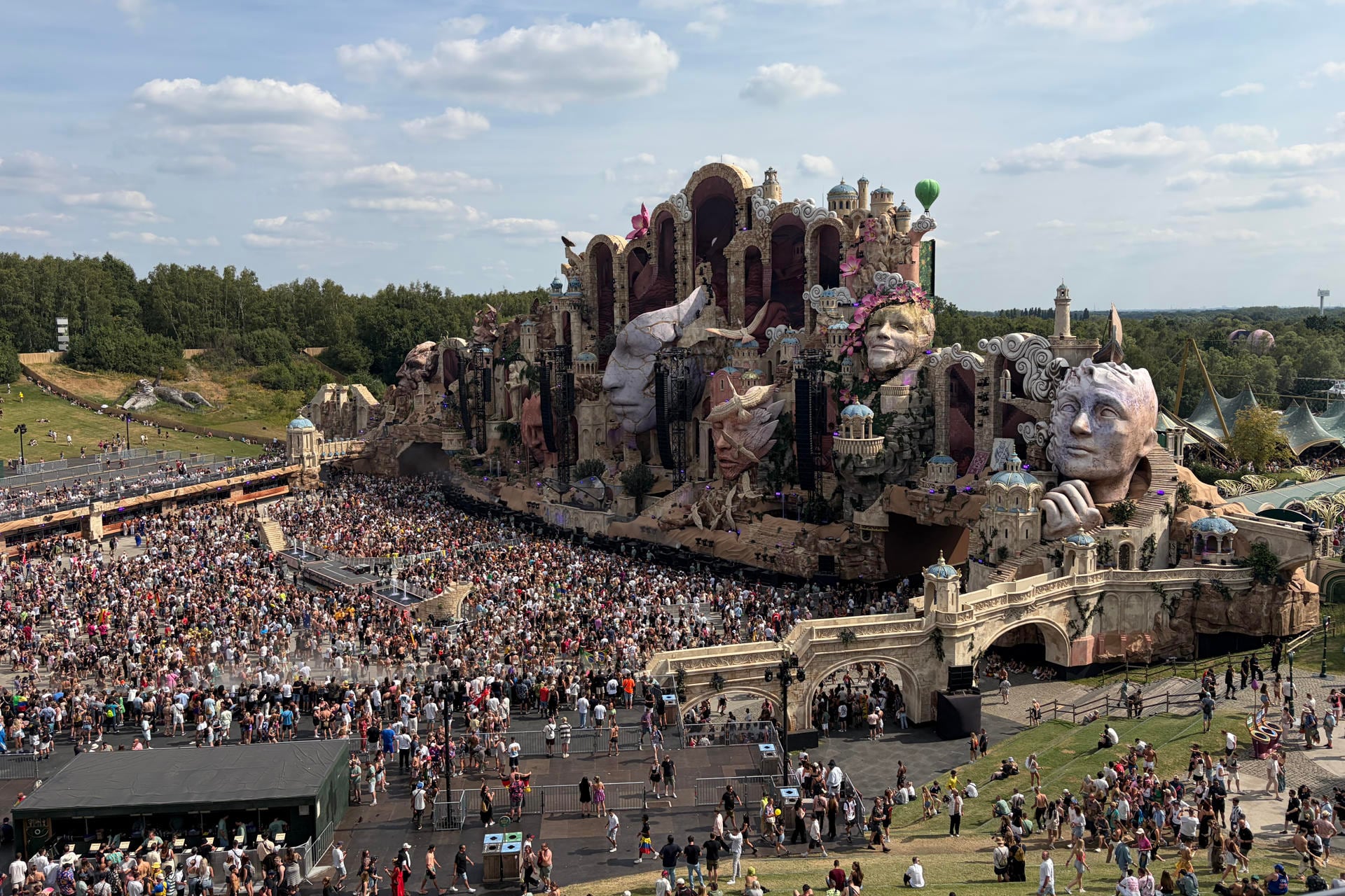 Detenidas más de 400 personas por posesión de drogas en el festival de música Tomorrowland. EFE