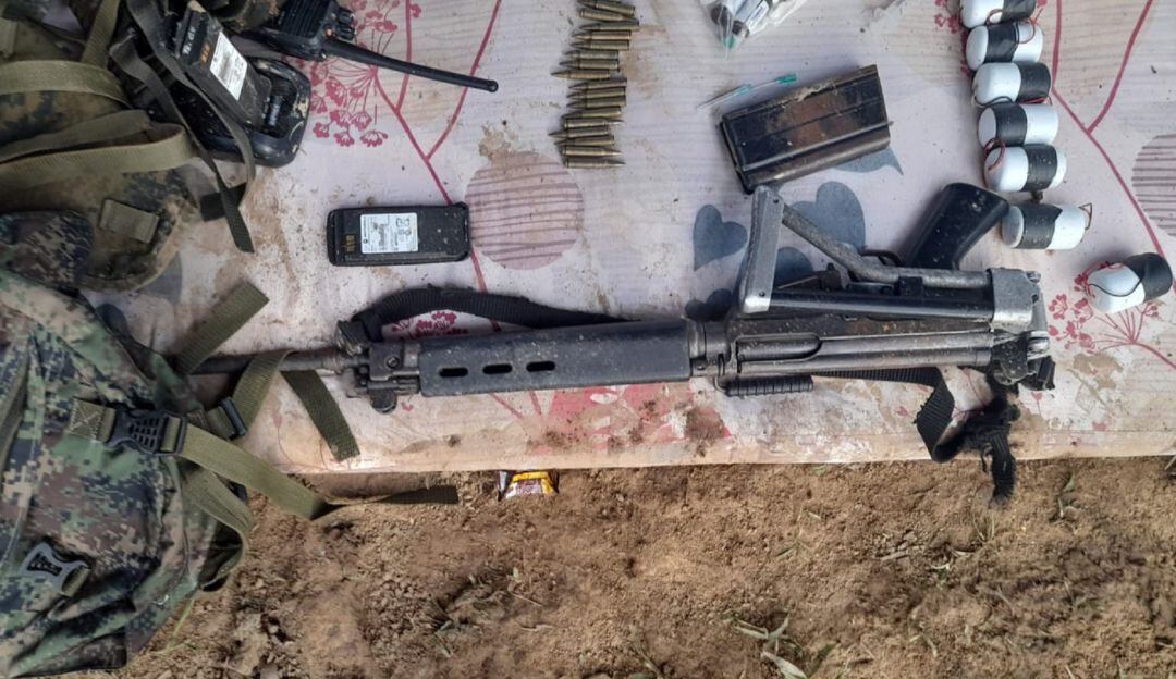 Un centro de entrenamiento de las disidencias fue hallado en Ecuador. Había fusiles, equipos de comunicación y enseres.