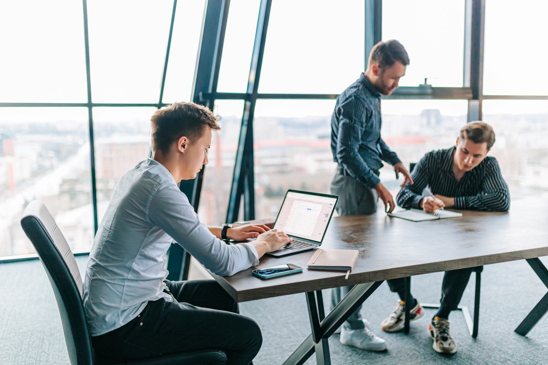 Pasantes en una oficina, imagen de referencia // GettyImages