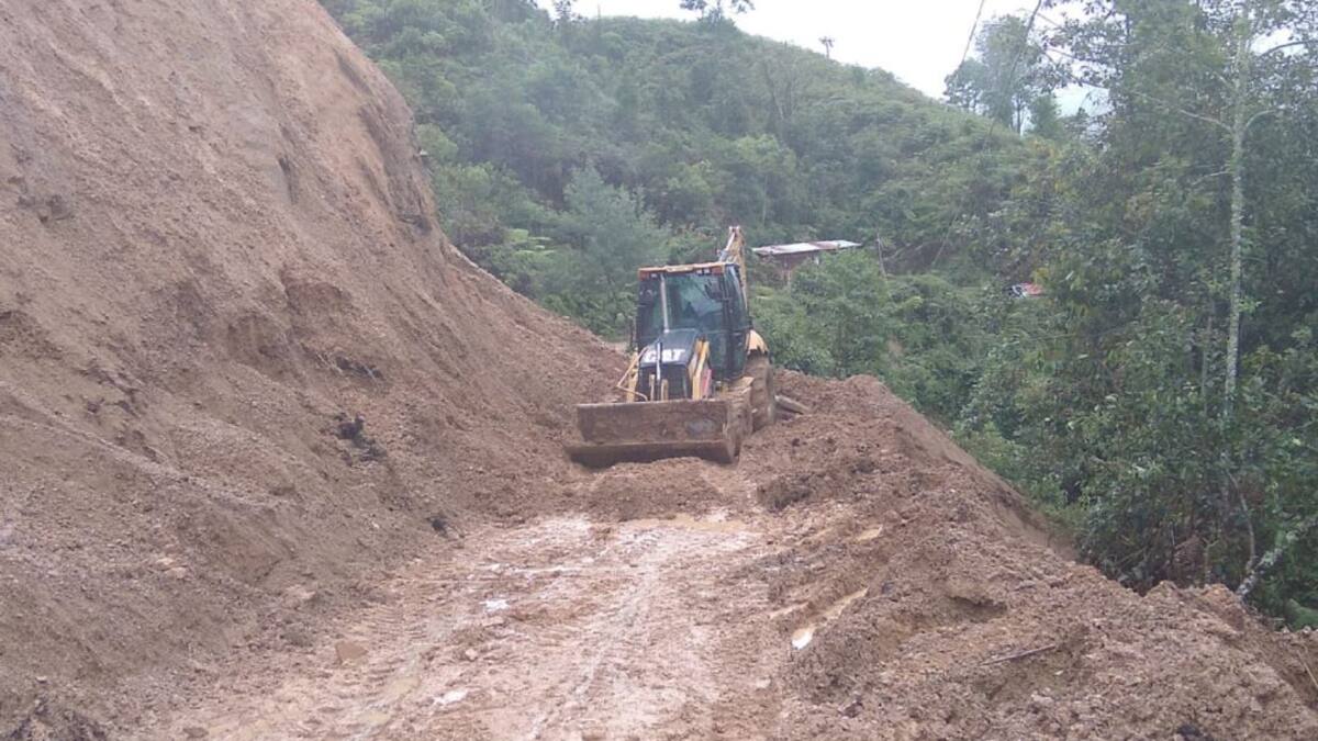 30.000 M3 de tierra remueven de derrumbes en las vías del Huila