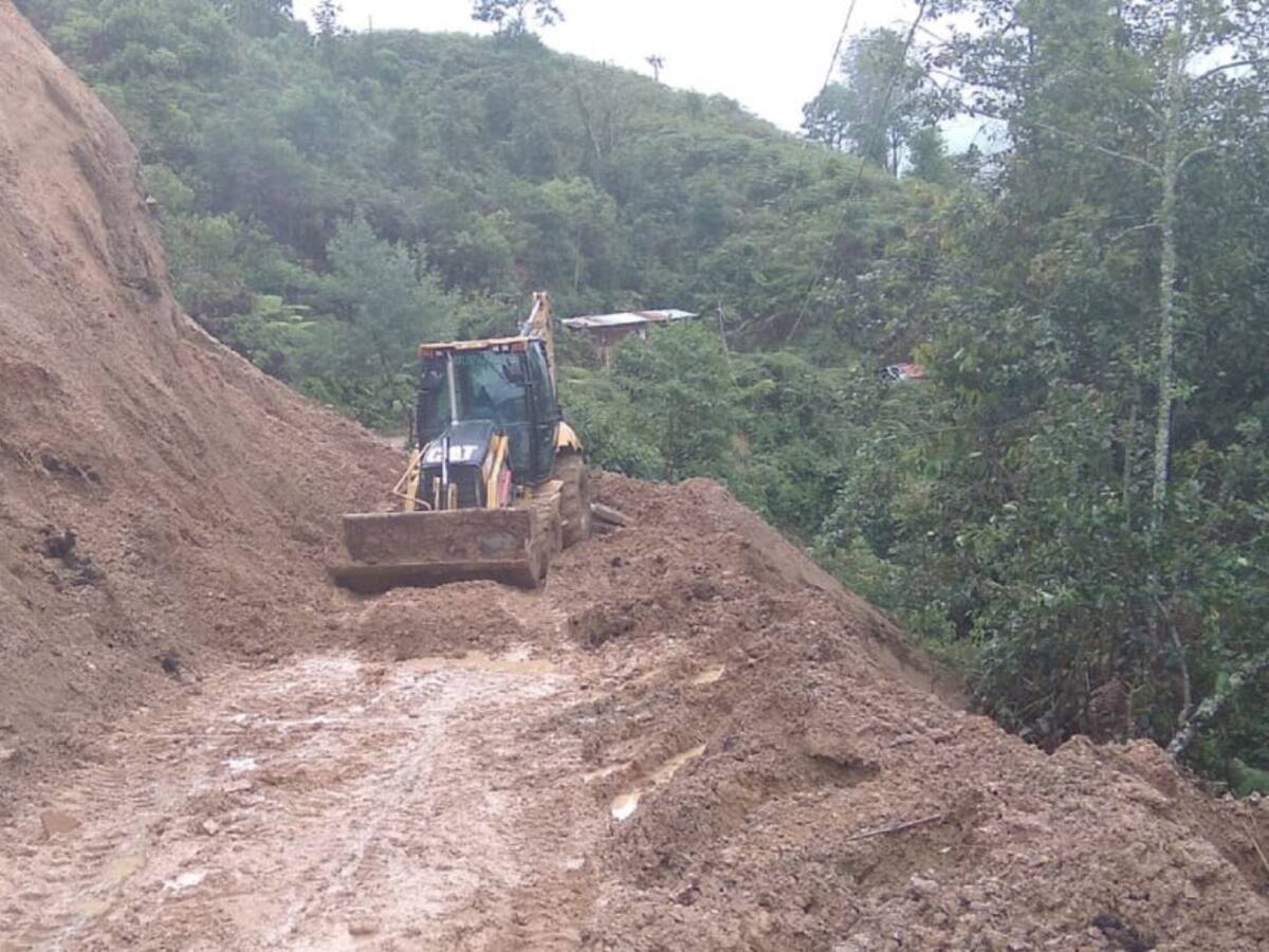 30.000 M3 de tierra remueven de derrumbes en las vías del Huila