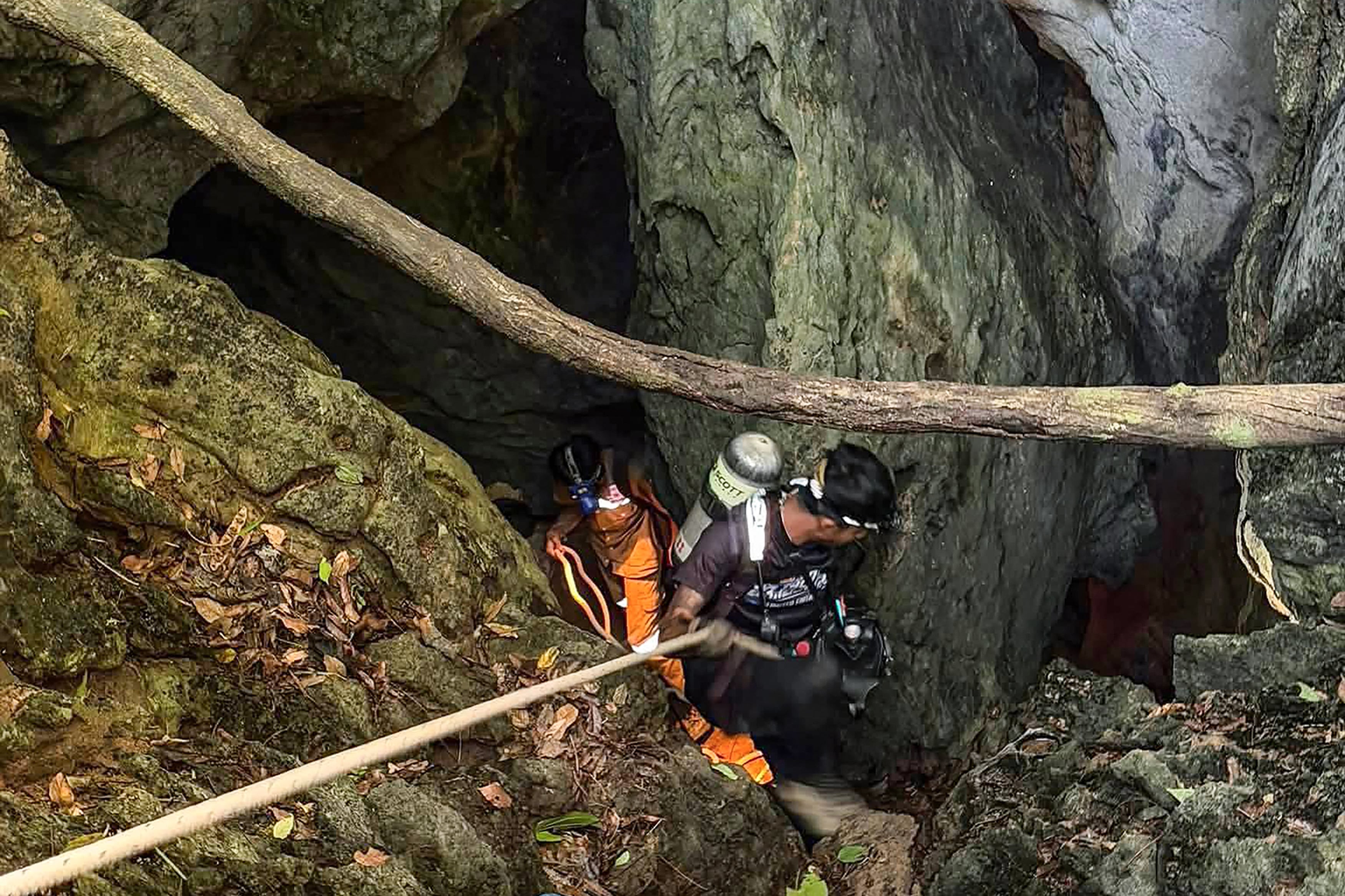 Esta imagen, distribuida por Metta Tham Rescue Kalasin el 26 de mayo de 2026, muestra a los rescatistas dentro de una cueva en la provincia de Xaisomboun. Cinco de las siete personas atrapadas durante una semana en una cueva inundada en Laos fueron encontradas con vida el 27 de mayo, según informaron rescatistas laosianos y tailandeses. (Foto: Distribución / Metta Tham Rescue Kalasin / AFP) / USO EDITORIAL RESTRINGIDO - CRÉDITO OBLIGATORIO: "AFP PHOTO / Metta Tham Rescue Kalasin" - PROHIBIDO SU USO EN MARKETING O CAMPAÑAS PUBLICITARIAS - DISTRIBUIDO COMO SERVICIO A CLIENTES - PROHIBIDO SU ARCHIVO