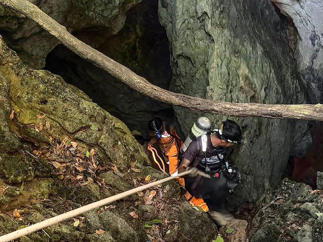 Esta imagen, distribuida por Metta Tham Rescue Kalasin el 26 de mayo de 2026, muestra a los rescatistas dentro de una cueva en la provincia de Xaisomboun. Cinco de las siete personas atrapadas durante una semana en una cueva inundada en Laos fueron encontradas con vida el 27 de mayo, según informaron rescatistas laosianos y tailandeses. (Foto: Distribución / Metta Tham Rescue Kalasin / AFP) / USO EDITORIAL RESTRINGIDO - CRÉDITO OBLIGATORIO: "AFP PHOTO / Metta Tham Rescue Kalasin" - PROHIBIDO SU USO EN MARKETING O CAMPAÑAS PUBLICITARIAS - DISTRIBUIDO COMO SERVICIO A CLIENTES - PROHIBIDO SU ARCHIVO