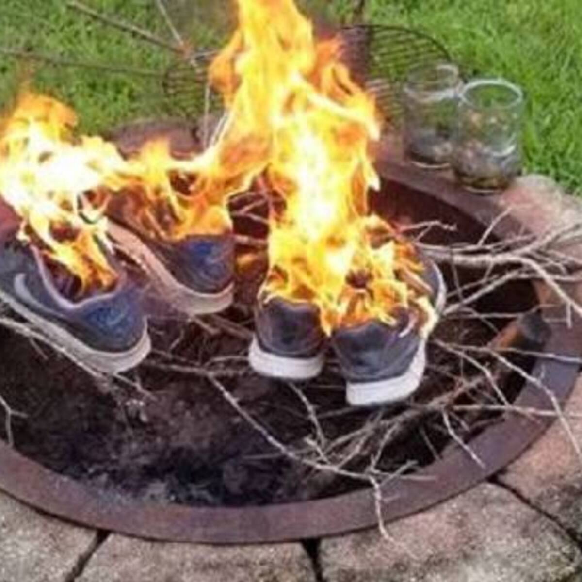 La razón por la que están quemando zapatillas de Nike