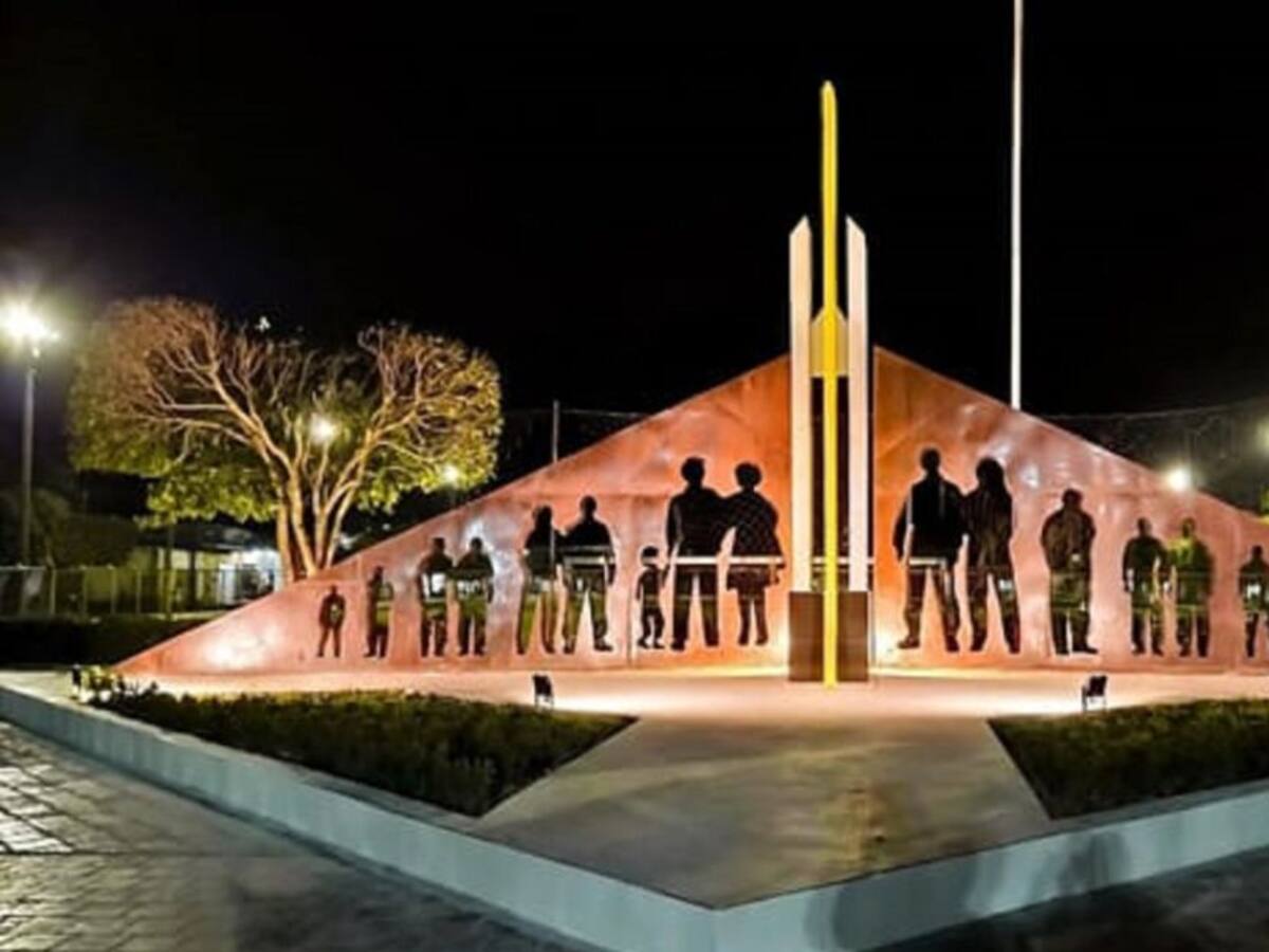 Comunidad en La Gabarra aplica petróleo crudo a monumento de víctimas