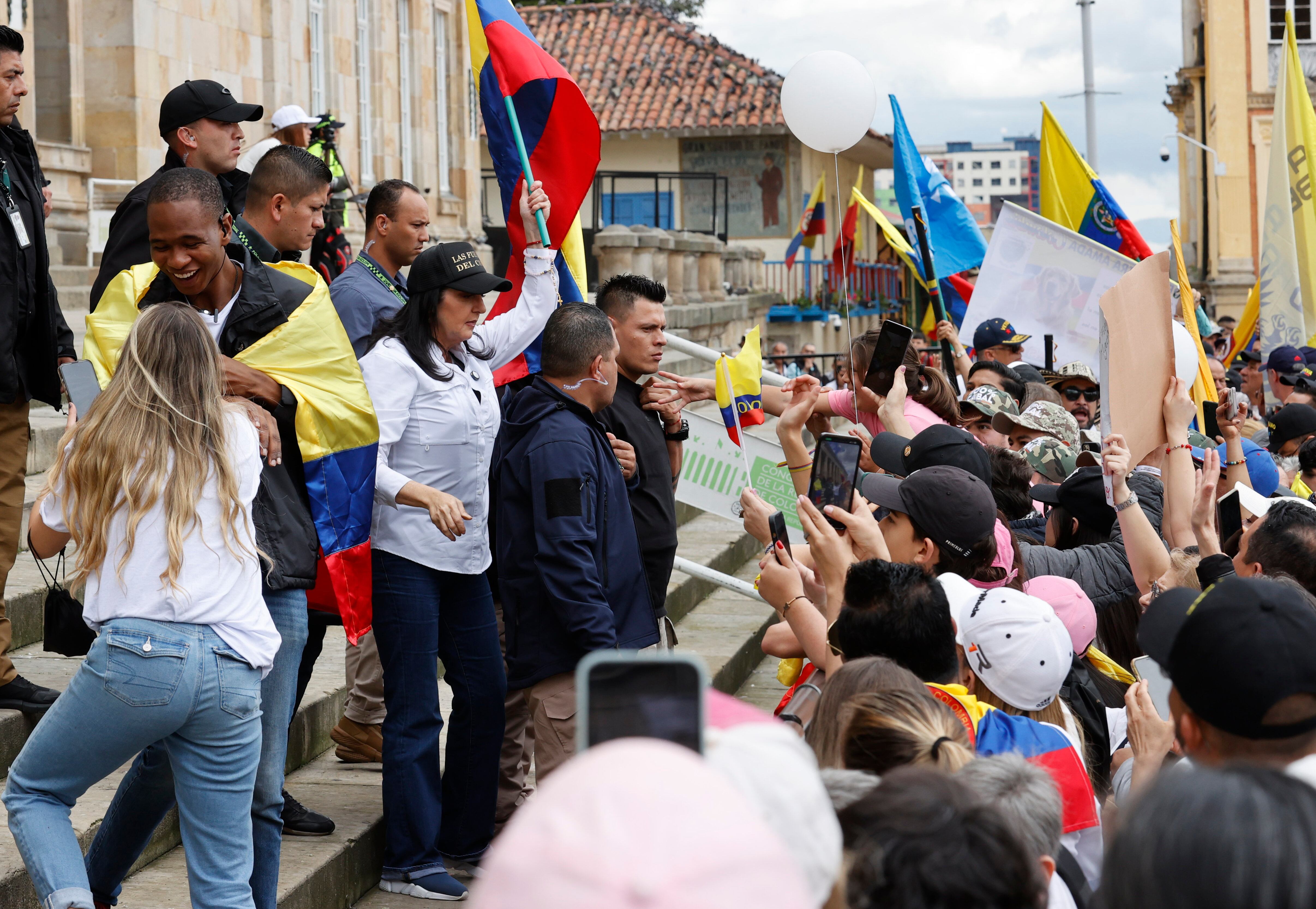  La senadora María Fernanda Cabal (i) sale del congreso para unirse a la "Marcha del silencio". EFE/Mauricio Dueñas Castañeda