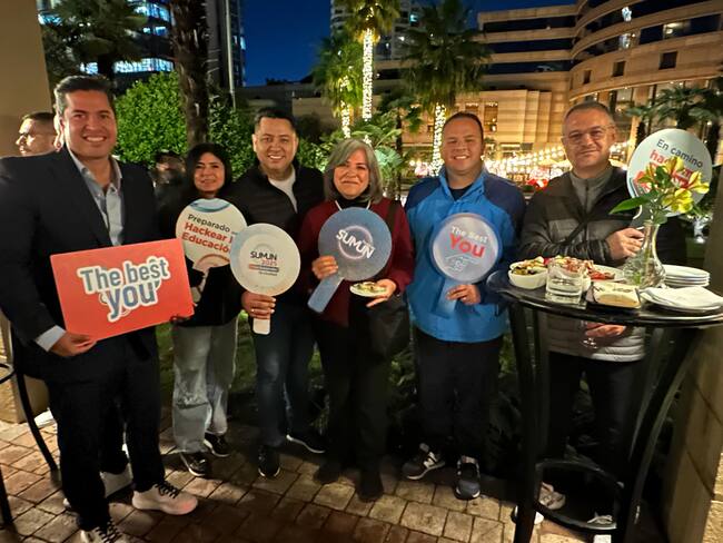 Miembros del Grupo Santillana presentes en Hackeando la Ciudad, SUMUN 2025. | Foto: Sumun - Santiago de Chile