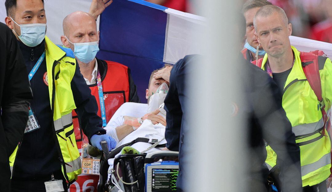 Eriksen con oxigeno y despierto en la camilla.