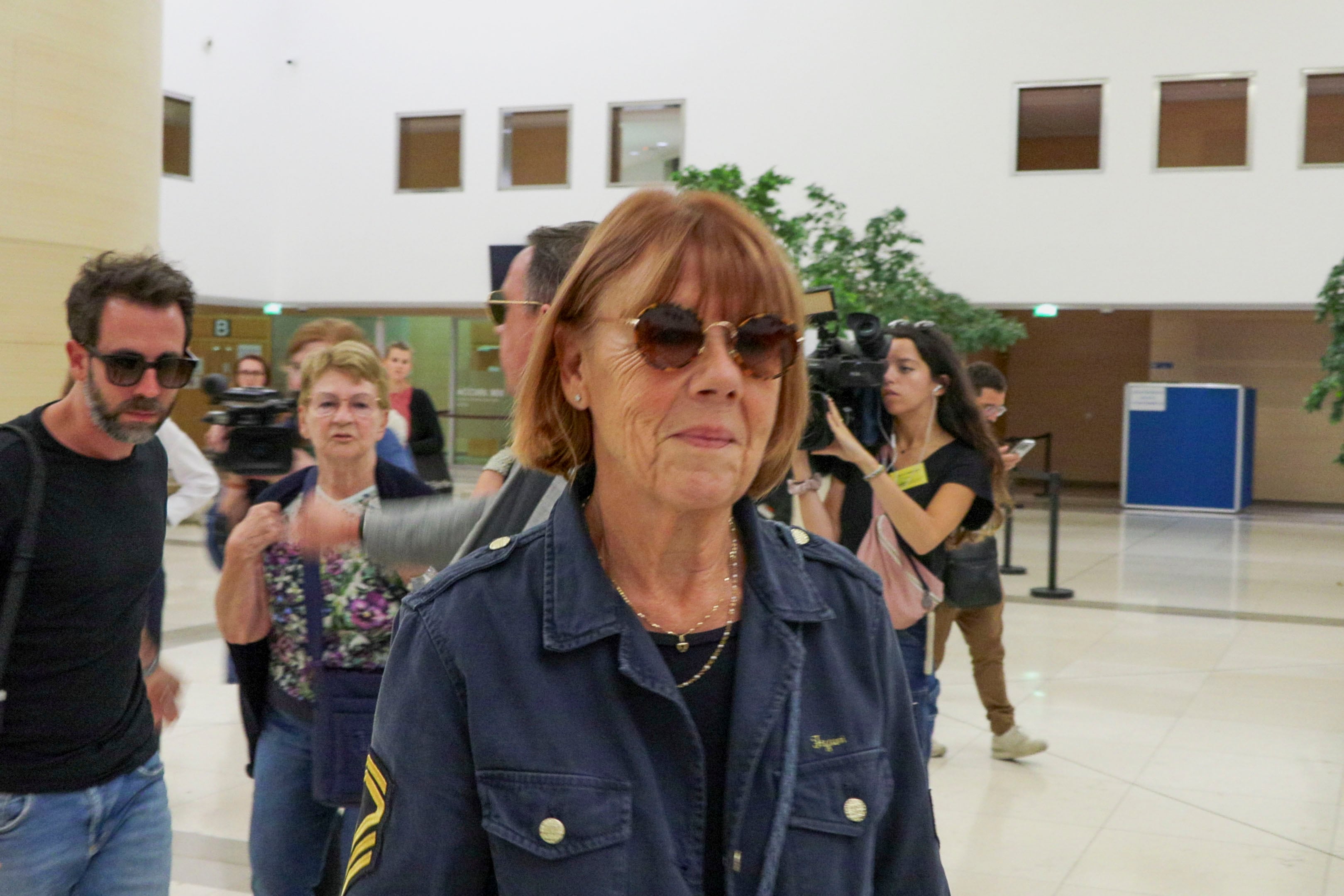Luego de que el principal acusado por violar y drogar a su esposa se encuentre hospitalizado, Giselle Pelicot y sus hijos asisten al juicio. ( Foto: EFE )