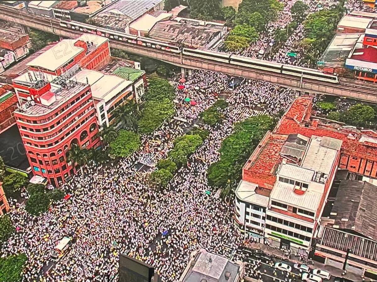 Minuto a minuto de la multitudinaria marcha en Medellín: así avanza el recorrido