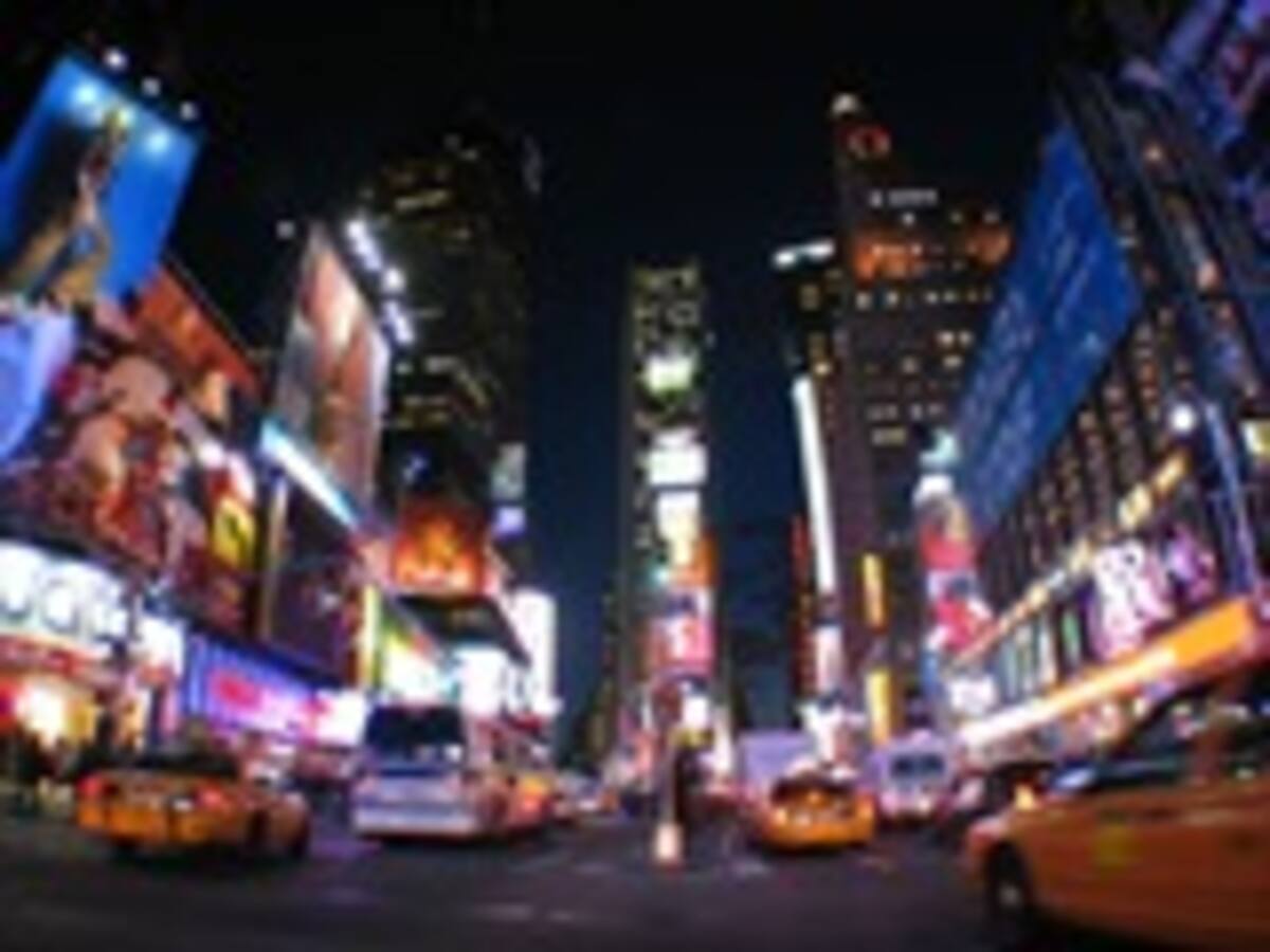 Hombre se sube a poste a cantar rap y cierran tráfico dos horas en Times Square