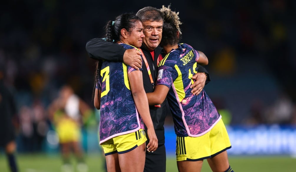 Nelson Abadía junto a Daniela Arias y Jorelyn Carabalí luego de la eliminación del Mundial (Photo by Charlotte Wilson/Offside/Offside via Getty Images)