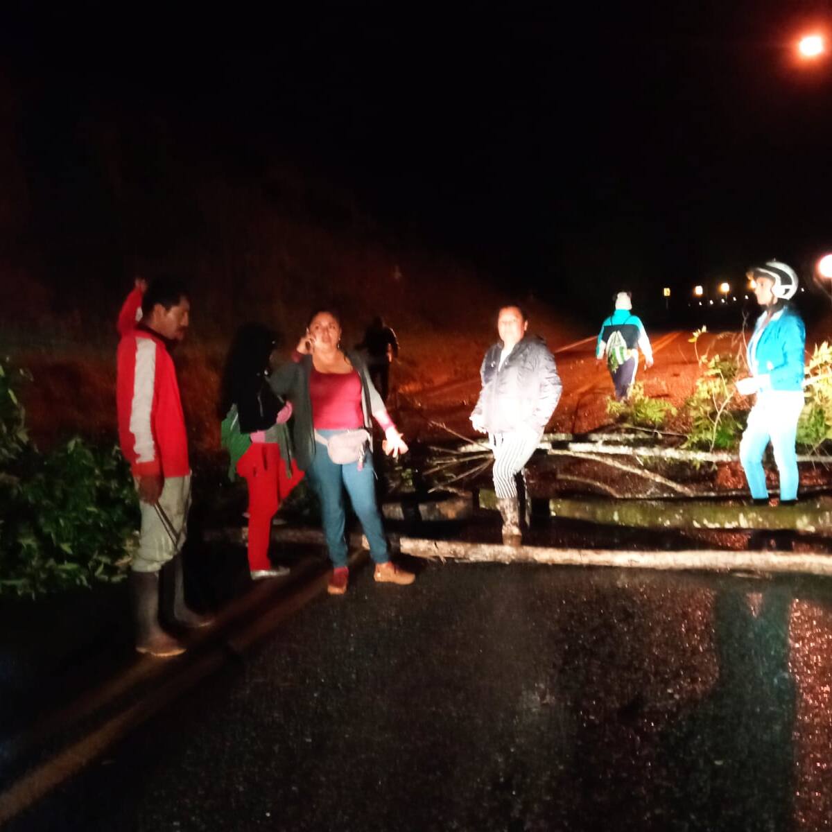24 horas cumple bloqueo en la vía Huila -Putumayo