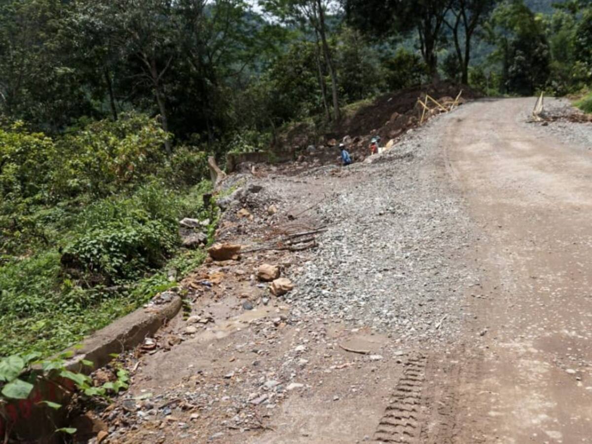 Vías nacionales y secundarias afectadas por derrumbes