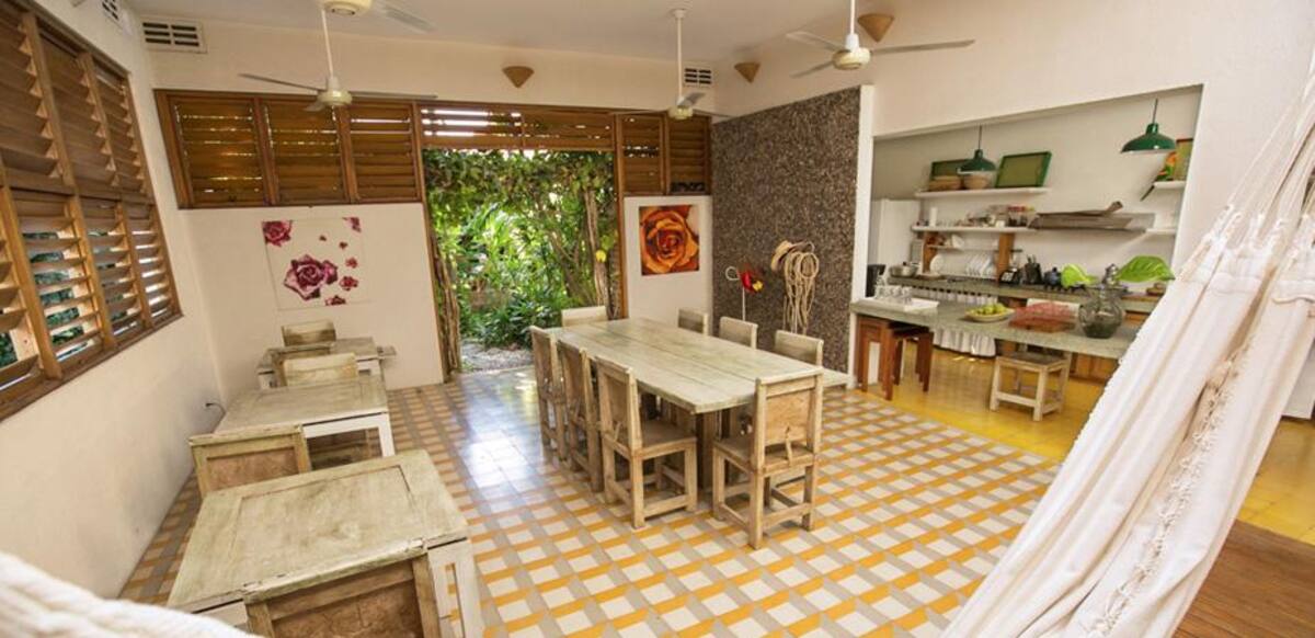 Levantarse en la mañana en un buen día soleado en el Hotel Boutique Casa Rosalía, en Valledupar, le levanta el ánimo al más triste, con esa luz brillante, viva, y ese desayuno con arepa típica vallenata preparada a la usanza de la dueña de la casa, horneadas sobre hojas del mango del patio, no deja espacio para las tristezas.