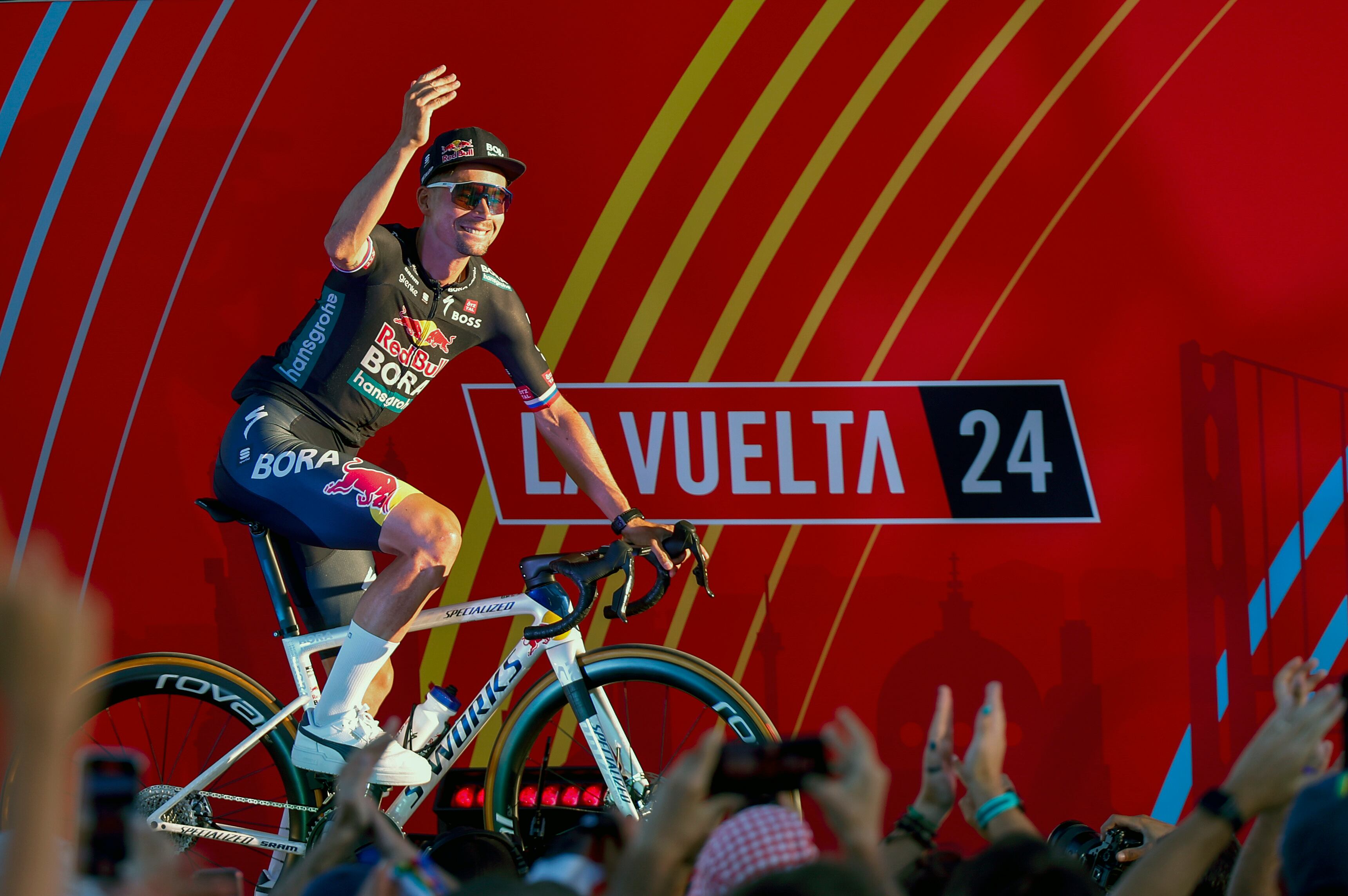 LISBOA, 15/08/2024.- El ciclista esloveno Primoz Roglic, del BORA, durante la presentación de los equipos que van a correr La Vuelta a España 2024, hoy jueves en Lisboa. EFE/Javier Lizón
