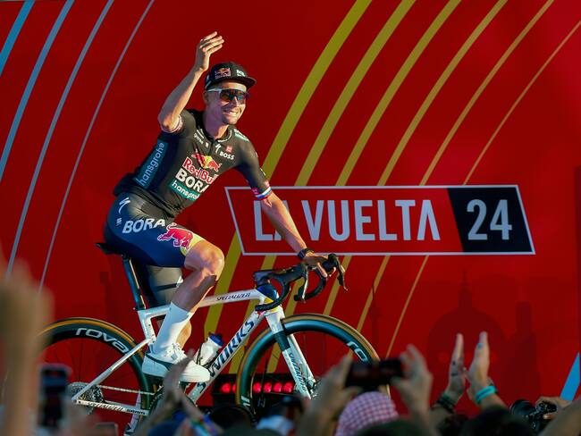 LISBOA, 15/08/2024.- El ciclista esloveno Primoz Roglic, del BORA, durante la presentación de los equipos que van a correr La Vuelta a España 2024, hoy jueves en Lisboa. EFE/Javier Lizón